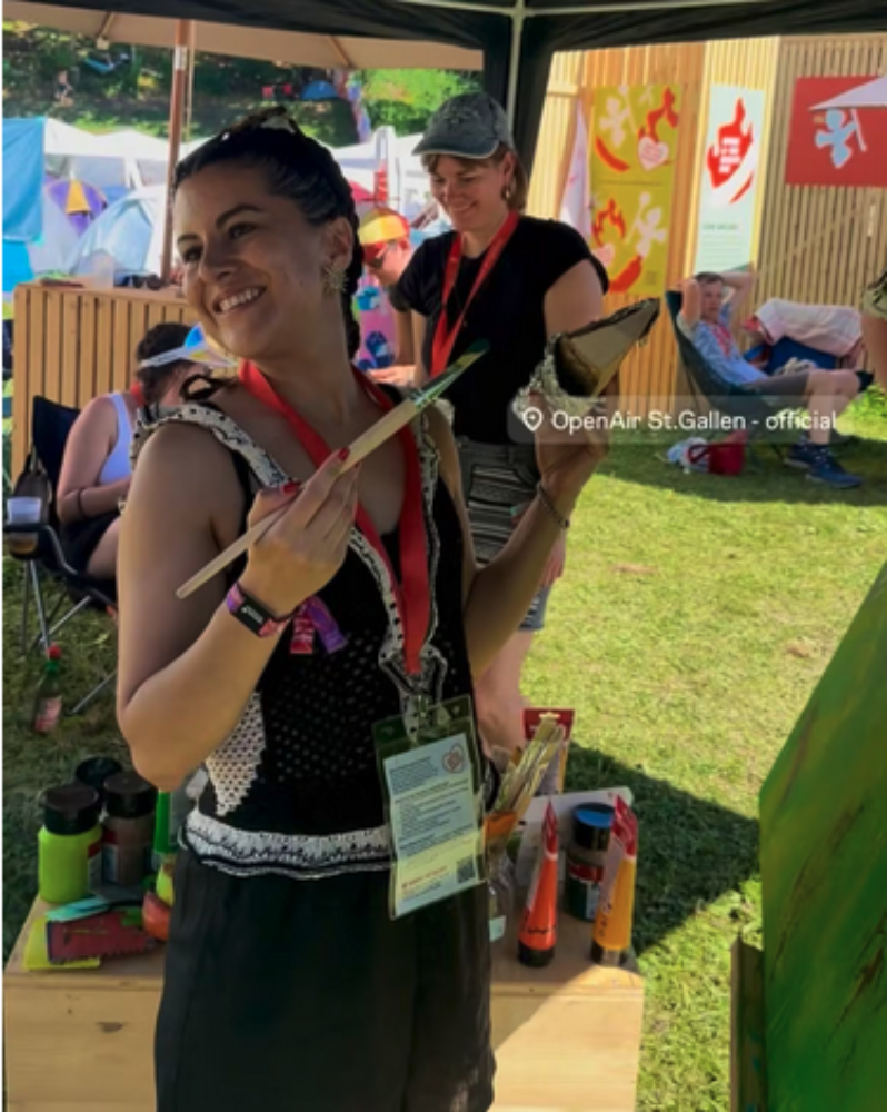 Künstlerin verkauft am Open Air Bild