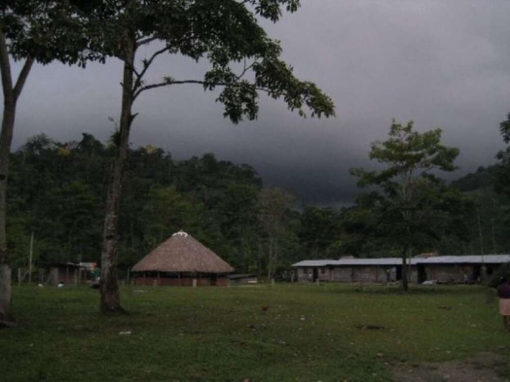 Dunkle Wolken ziehen auf